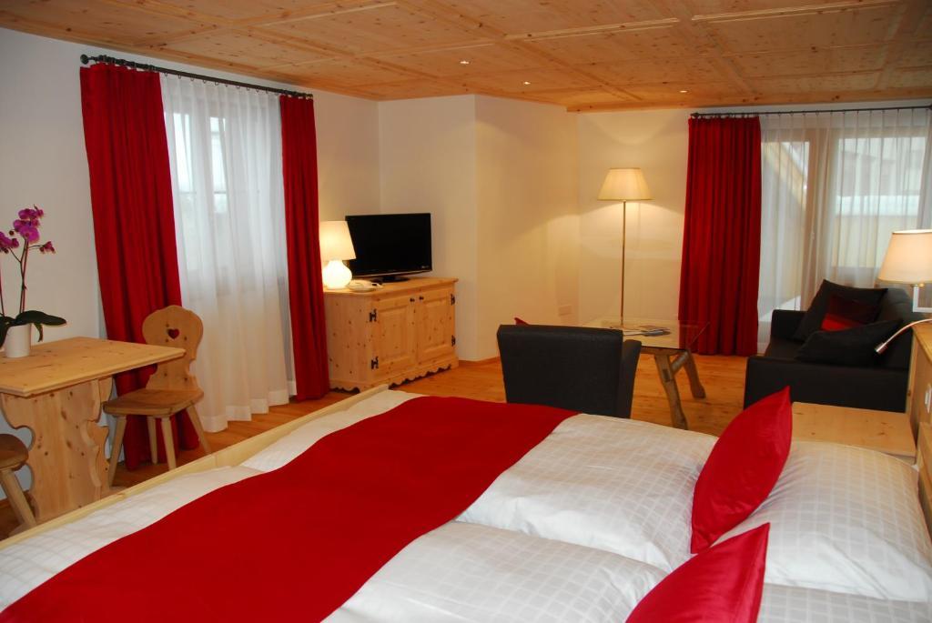 Hotel Engiadina Scuol Pokój zdjęcie